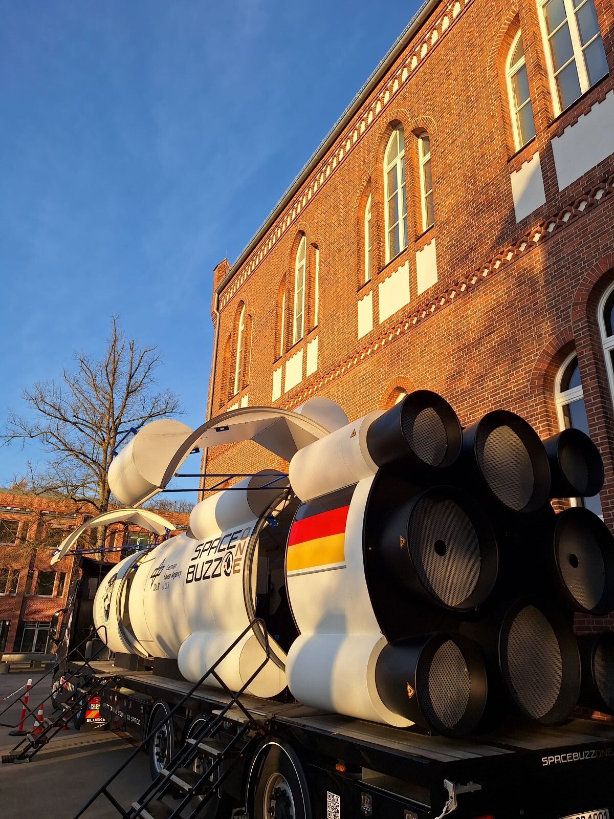 Mit dem Spacebuzz einmal um die Erde