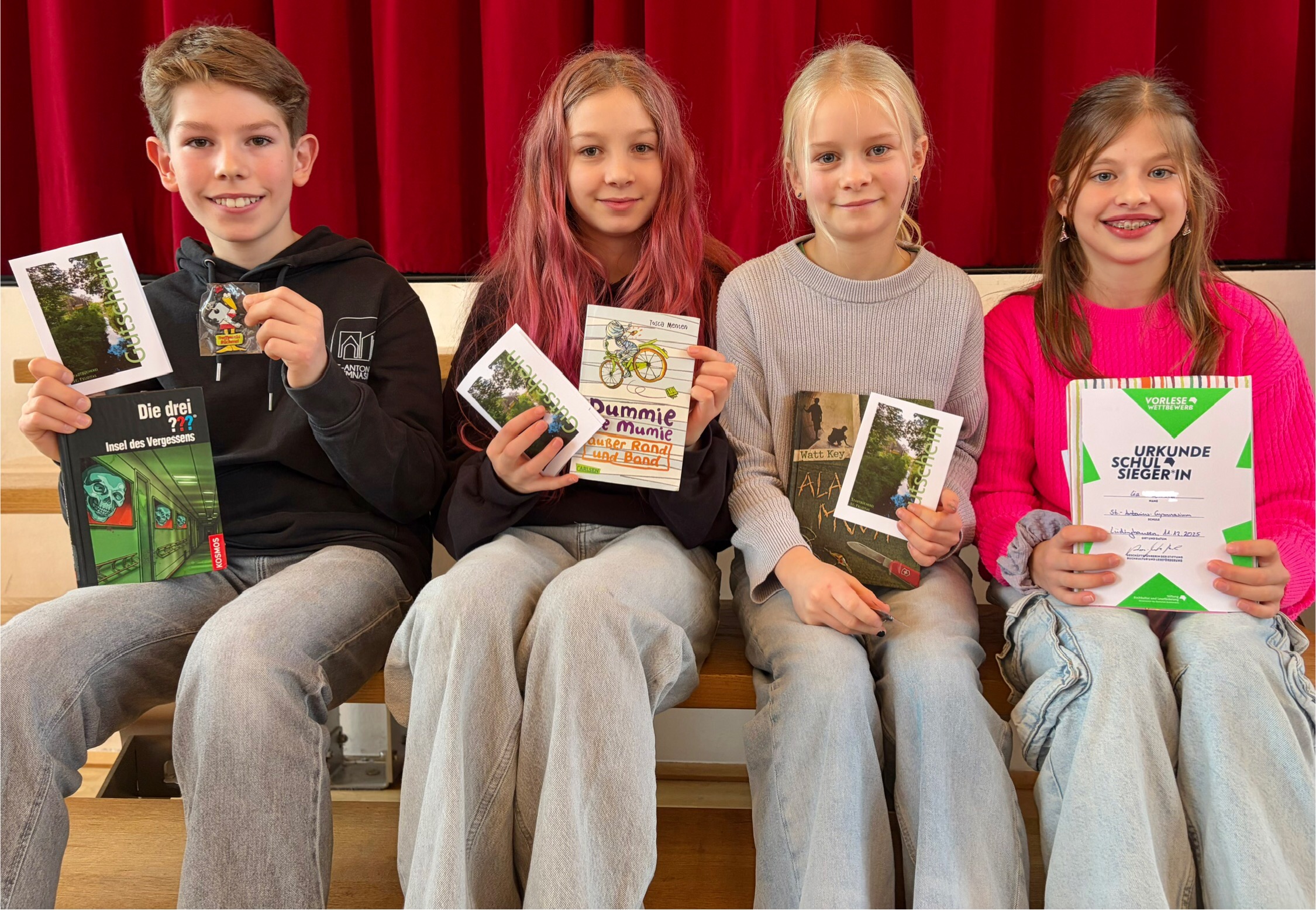 Lia gewinnt den Schulentscheid beim Vorlesewettbewerb des Jahres 25/26 am Anton